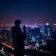 夜无疆用户陈夜行，32岁城市摄影师，专注夜间街头摄影，背景是城市夜景长曝光照片